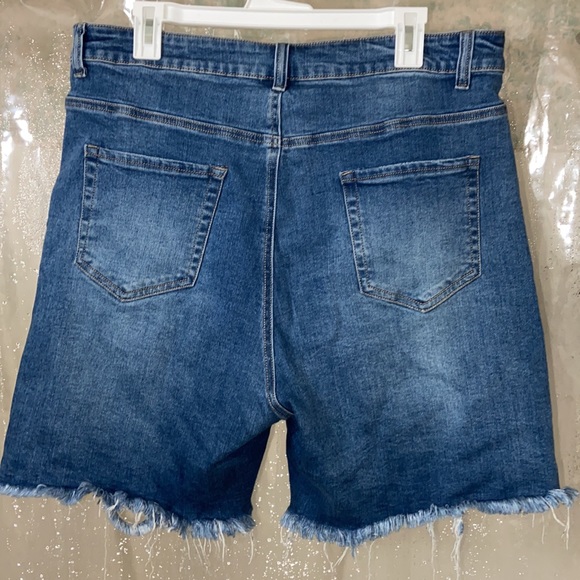 C’est Toi size 1xl Destroyed Denim Short - Picture 5 of 7